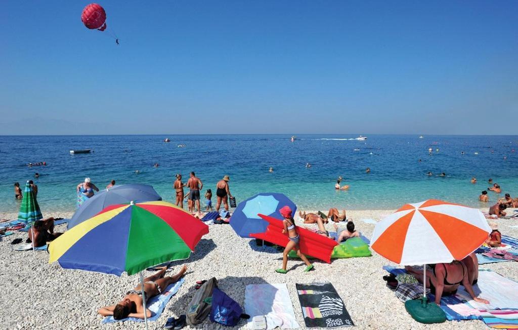 Vacation Apartments Feniks Tučepi Eksteriør bilde